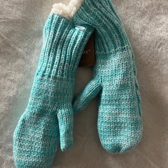 Mittens - Picture 2 of 2